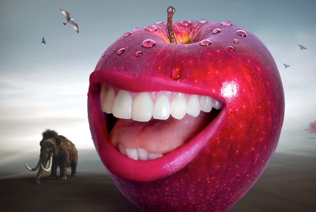 Ein Apfel mit menschlichen Zähnen blickt in die Landschaft, während weit hinten ein Mamut vorbeitrabt. Zahnreinigung