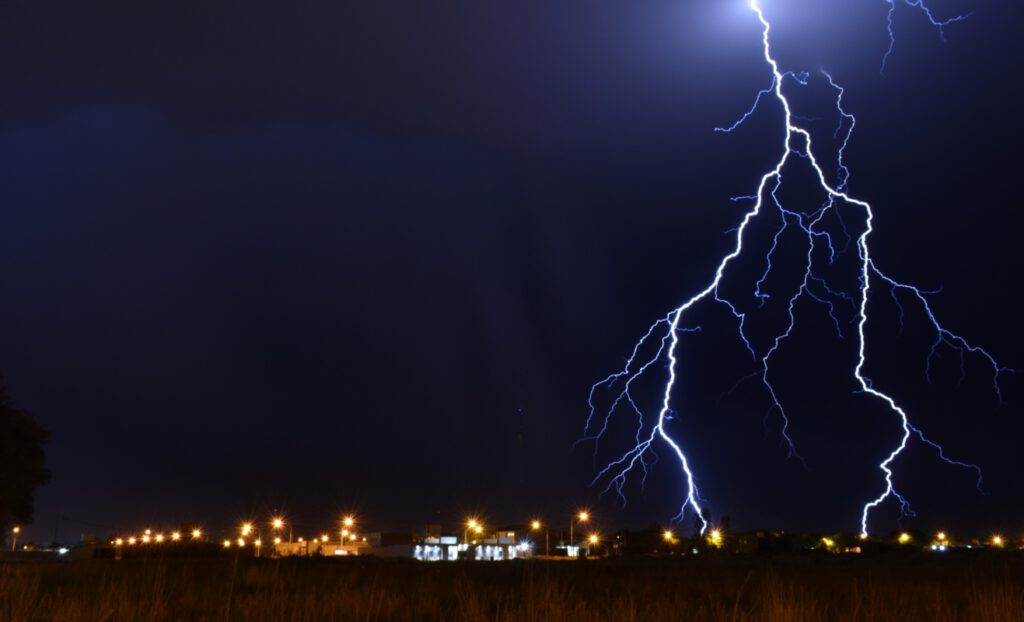 Als Symbol für den Download zeigt ein nächtliches Bild den mehrfachen Blitz vom Himmel zur Erde.