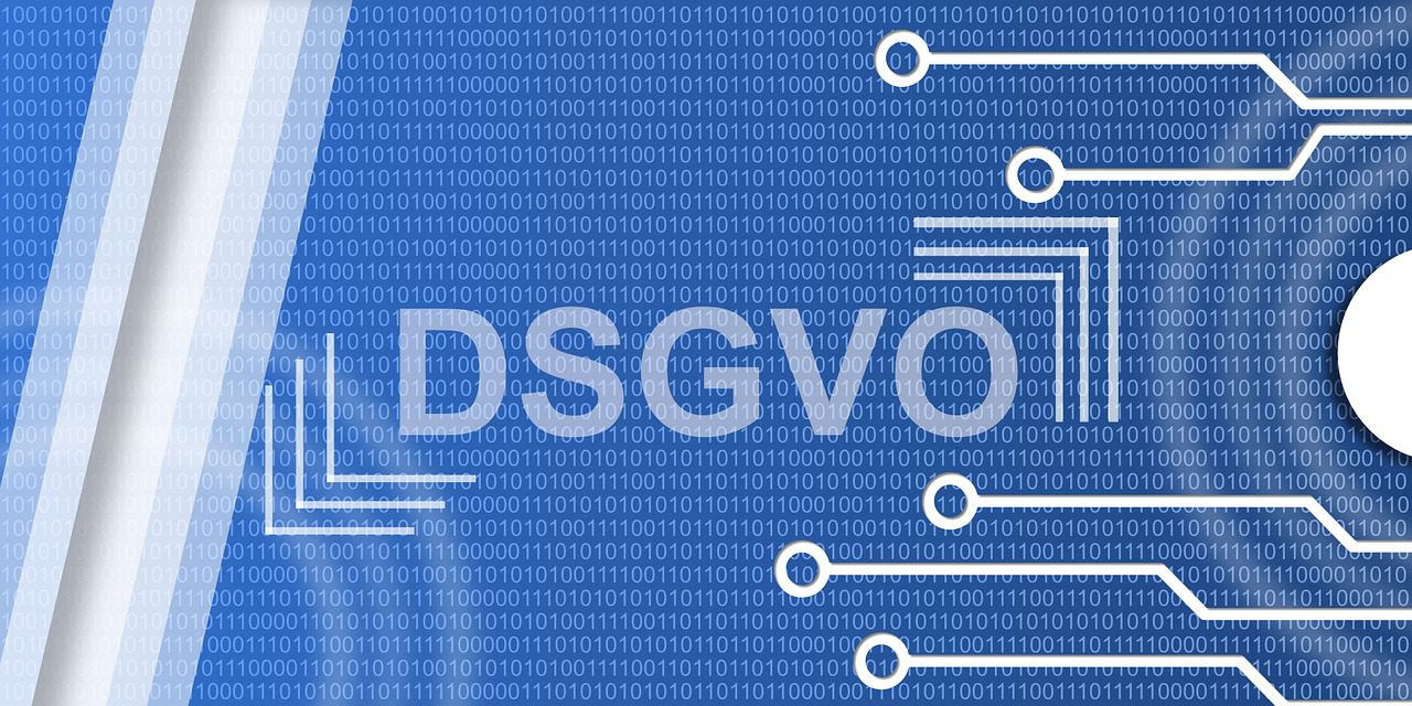 Eine elektronische Schaltplatine mit der Grundfarbe blau und der Aufschrift DSGVO
